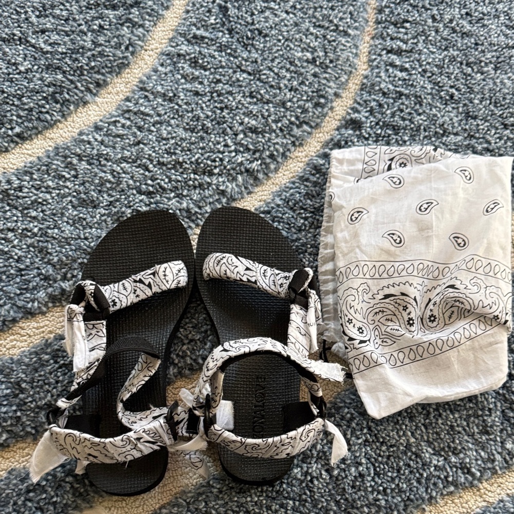Arizona Love Monochrome Bandana Sandals